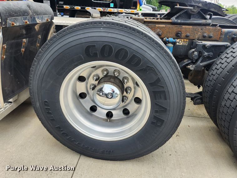 image for item LX9718 2015 Peterbilt 579  semi truck