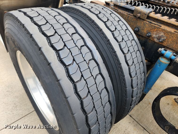 image for item LX9718 2015 Peterbilt 579  semi truck