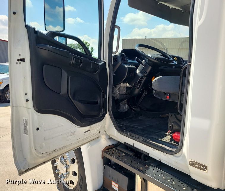 image for item MG9711 2017 Hino 268A  box truck