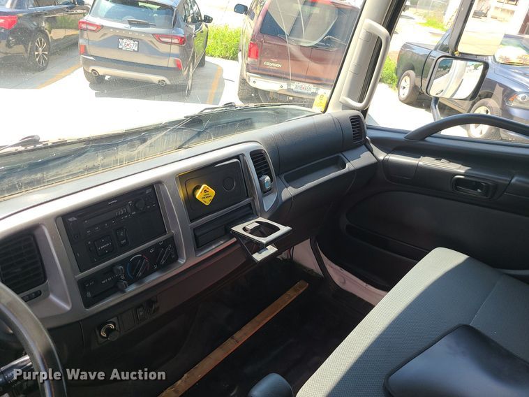 image for item MG9711 2017 Hino 268A  box truck