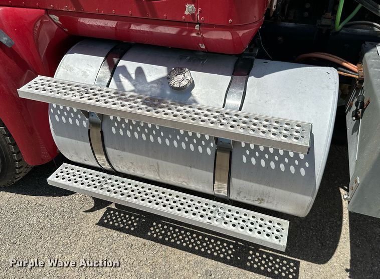 image for item ML9096 2005 International 9200  semi truck