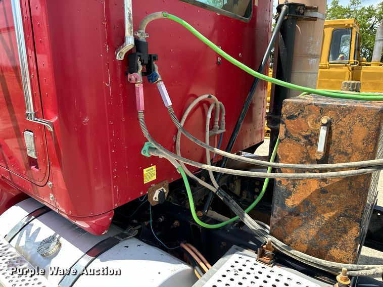 image for item ML9096 2005 International 9200  semi truck