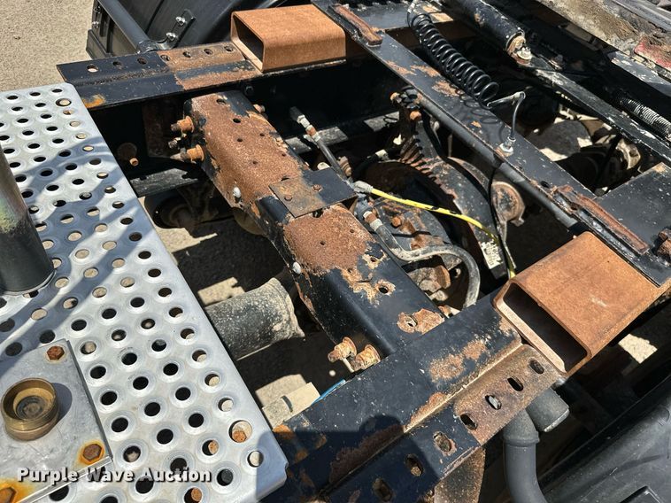 image for item ML9096 2005 International 9200  semi truck