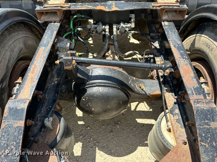 image for item ML9096 2005 International 9200  semi truck