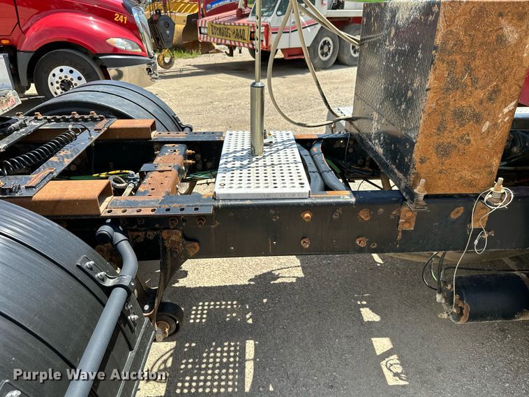 image for item ML9096 2005 International 9200  semi truck