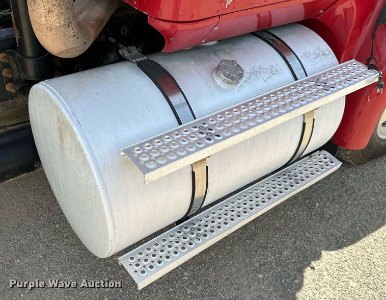 image for item ML9096 2005 International 9200  semi truck