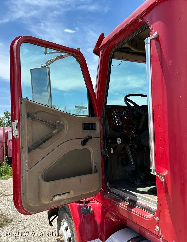 image for item ML9096 2005 International 9200  semi truck