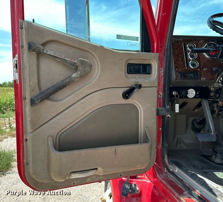 image for item ML9096 2005 International 9200  semi truck