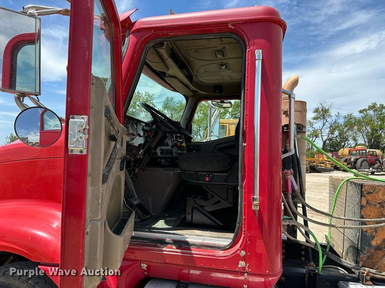 image for item ML9096 2005 International 9200  semi truck