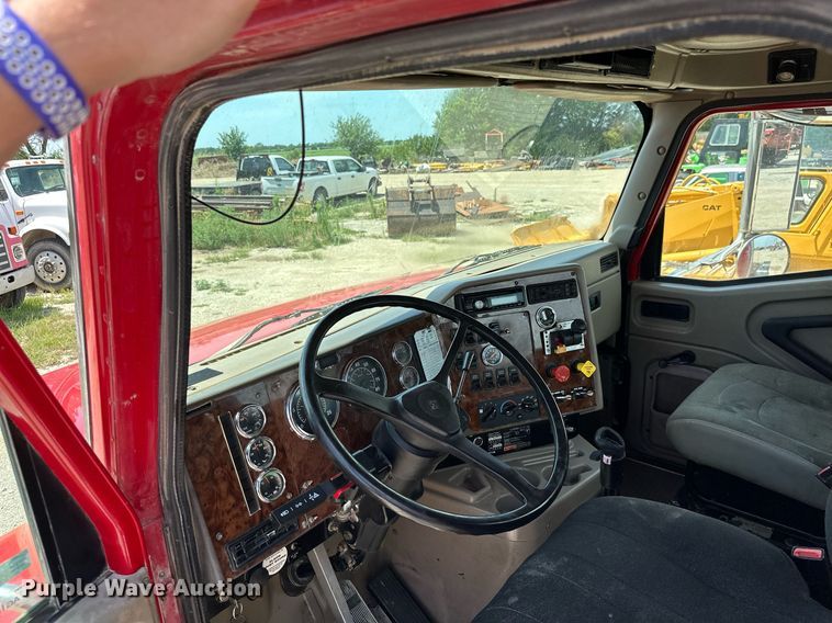 image for item ML9096 2005 International 9200  semi truck