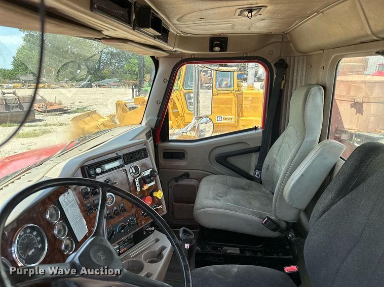 image for item ML9096 2005 International 9200  semi truck