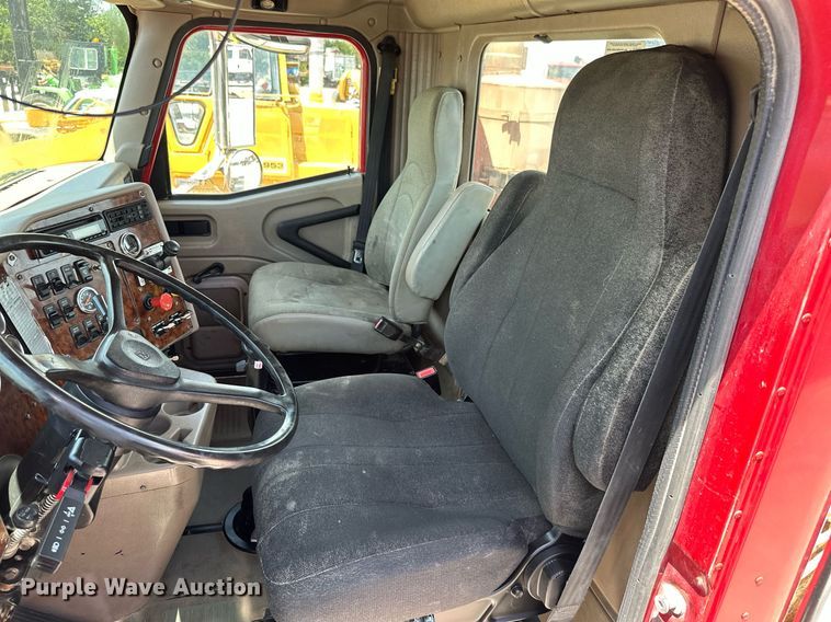 image for item ML9096 2005 International 9200  semi truck