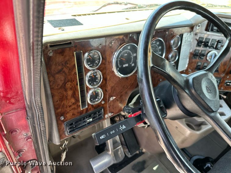 image for item ML9096 2005 International 9200  semi truck