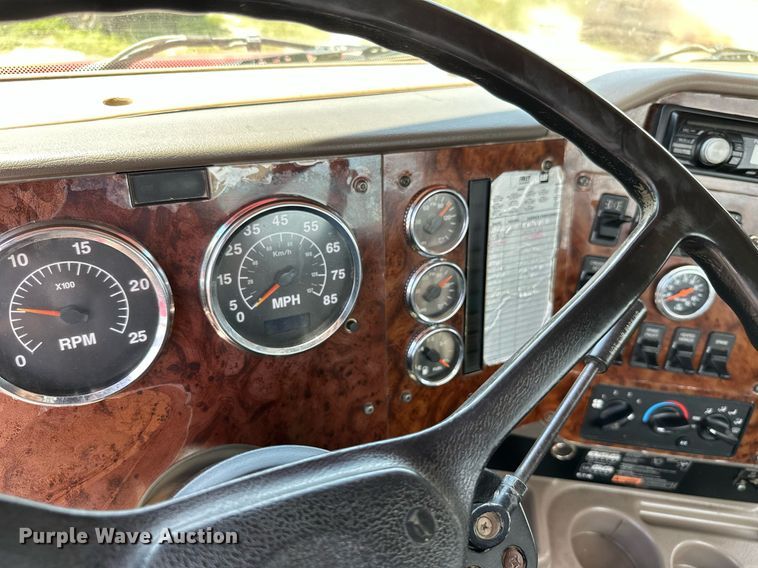 image for item ML9096 2005 International 9200  semi truck