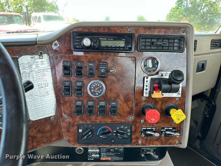 image for item ML9096 2005 International 9200  semi truck