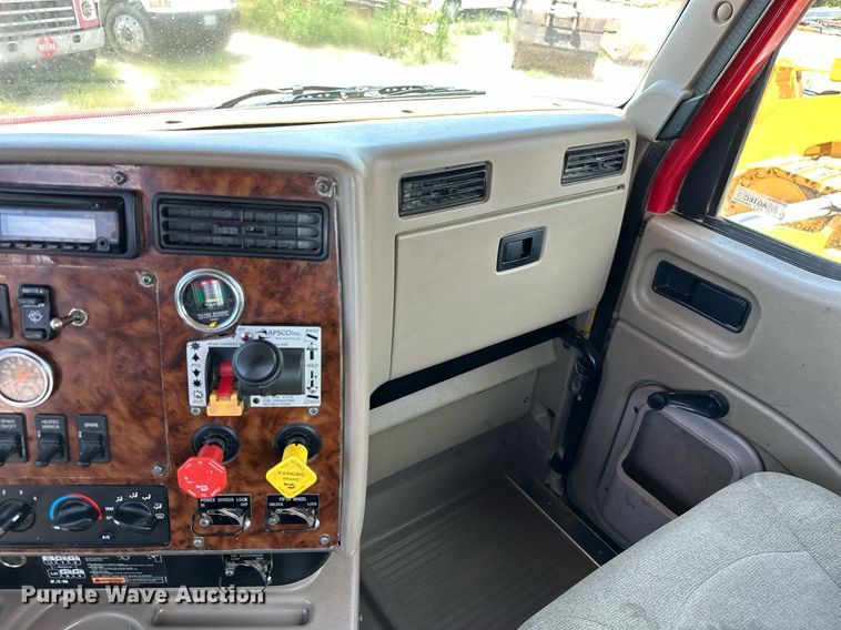 image for item ML9096 2005 International 9200  semi truck