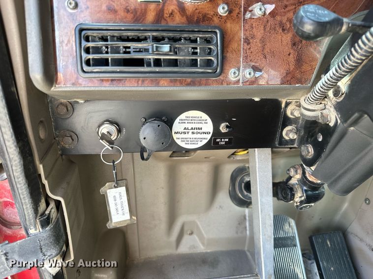 image for item ML9096 2005 International 9200  semi truck