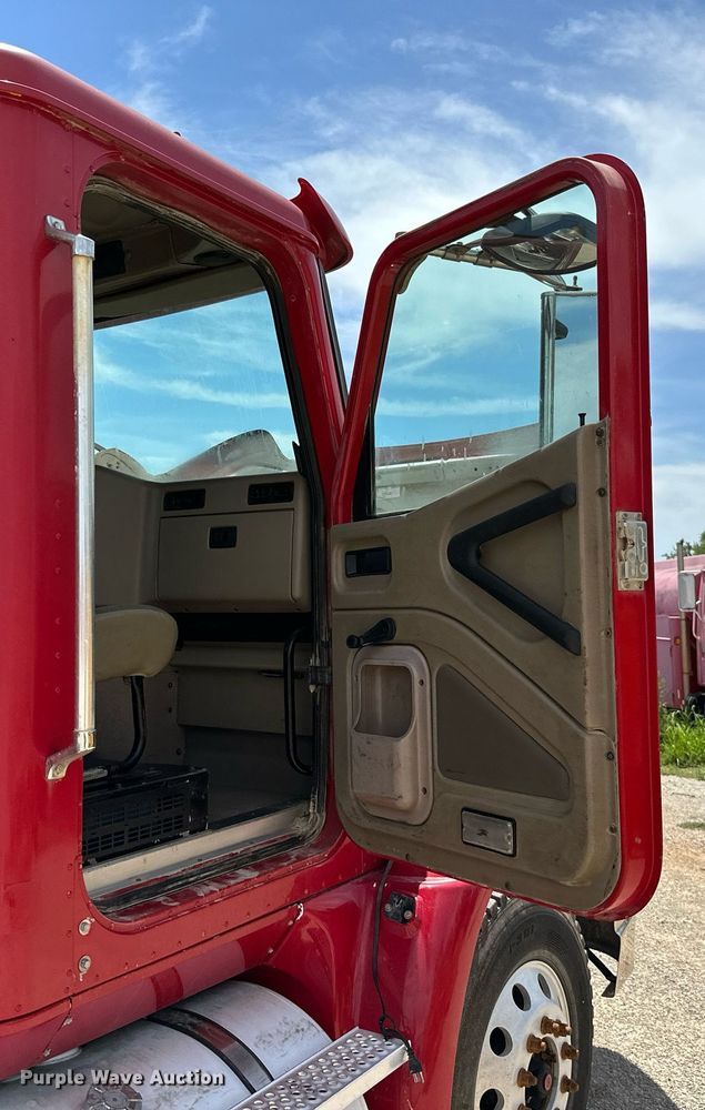 image for item ML9096 2005 International 9200  semi truck