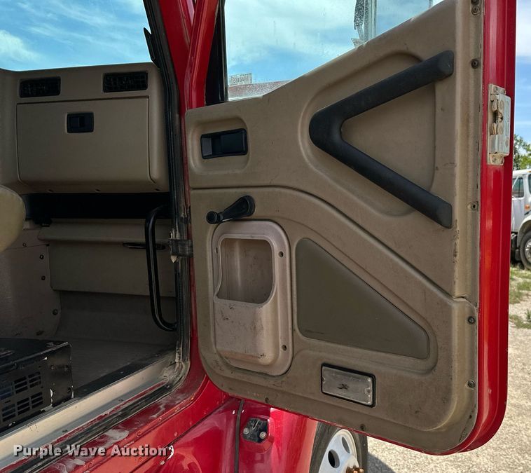 image for item ML9096 2005 International 9200  semi truck