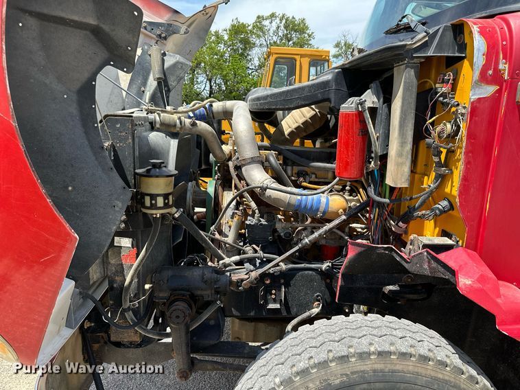 image for item ML9096 2005 International 9200  semi truck