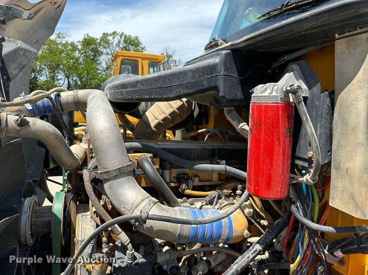 image for item ML9096 2005 International 9200  semi truck