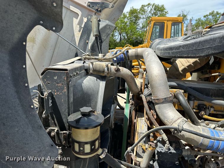 image for item ML9096 2005 International 9200  semi truck