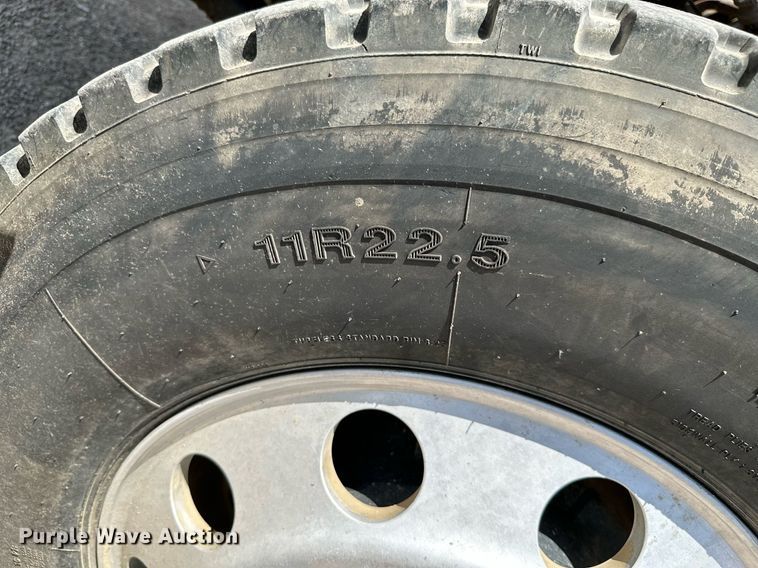 image for item ML9096 2005 International 9200  semi truck