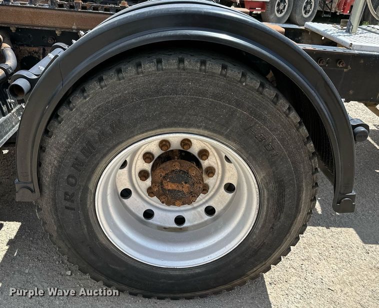 image for item ML9096 2005 International 9200  semi truck