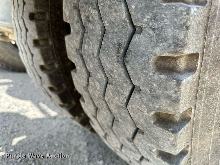 image for item ML9096 2005 International 9200  semi truck