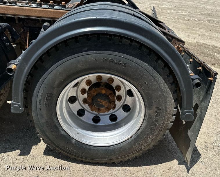 image for item ML9096 2005 International 9200  semi truck