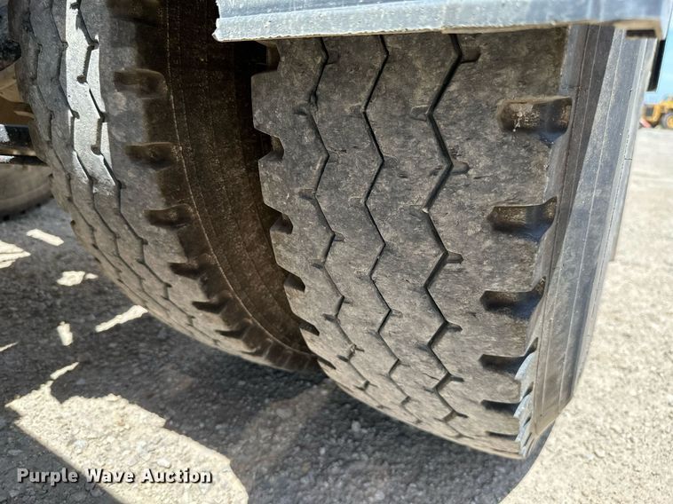 image for item ML9096 2005 International 9200  semi truck