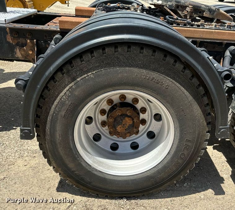 image for item ML9096 2005 International 9200  semi truck