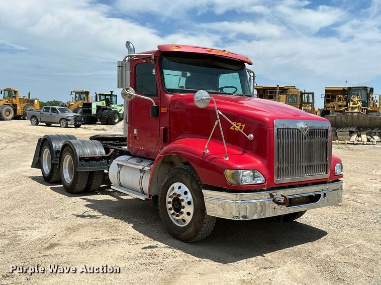 image for item ML9098 2003 International 9400i  semi truck