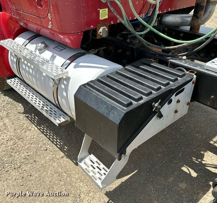 image for item ML9098 2003 International 9400i  semi truck