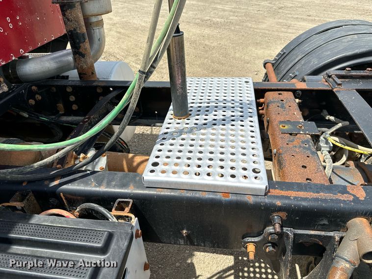 image for item ML9098 2003 International 9400i  semi truck