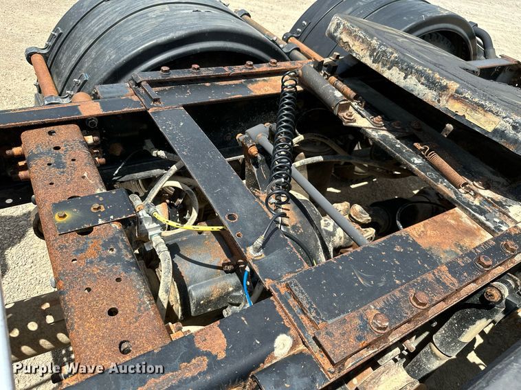 image for item ML9098 2003 International 9400i  semi truck