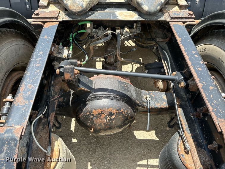 image for item ML9098 2003 International 9400i  semi truck