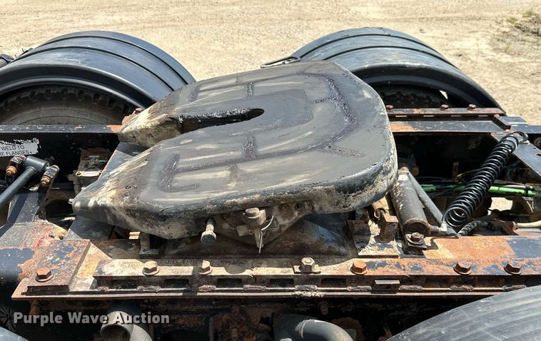 image for item ML9098 2003 International 9400i  semi truck