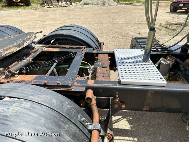 image for item ML9098 2003 International 9400i  semi truck