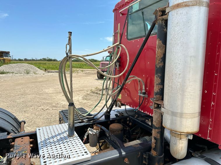 image for item ML9098 2003 International 9400i  semi truck