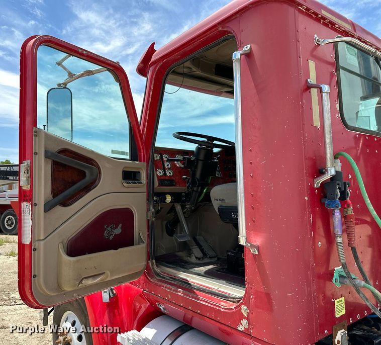 image for item ML9098 2003 International 9400i  semi truck