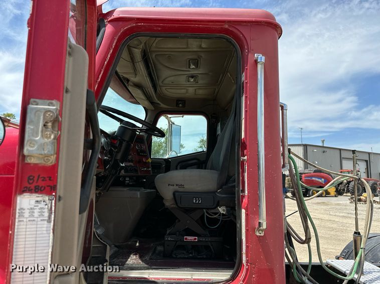 image for item ML9098 2003 International 9400i  semi truck