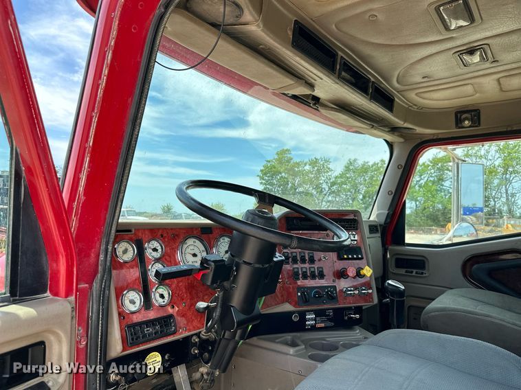 image for item ML9098 2003 International 9400i  semi truck