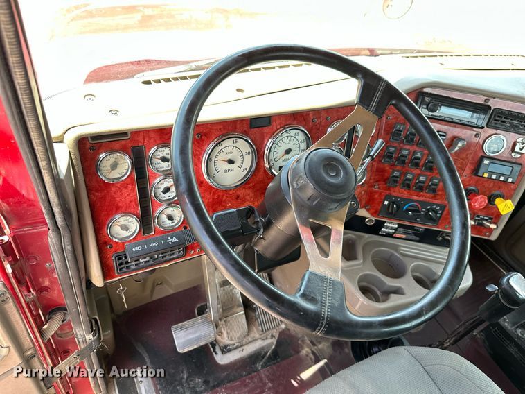 image for item ML9098 2003 International 9400i  semi truck