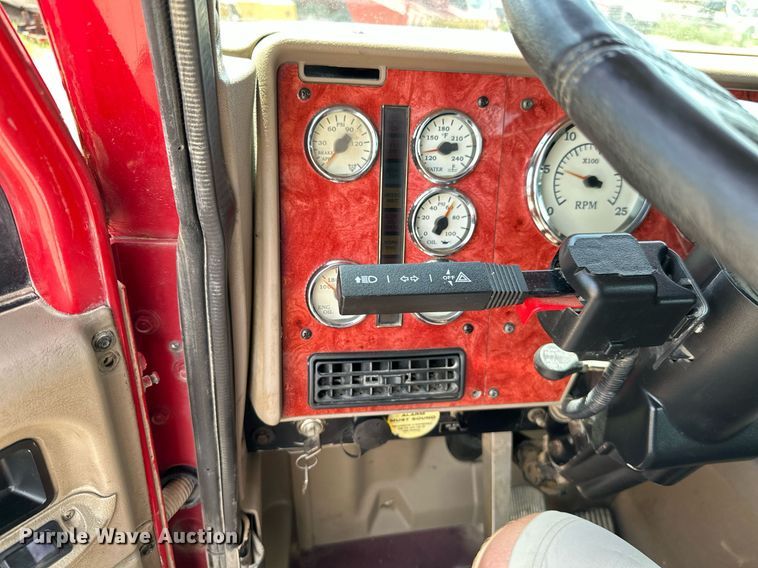 image for item ML9098 2003 International 9400i  semi truck