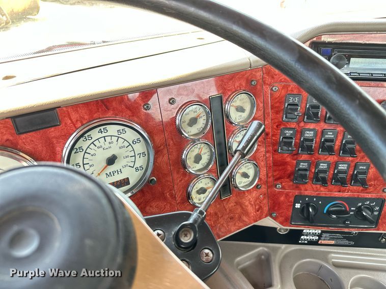 image for item ML9098 2003 International 9400i  semi truck