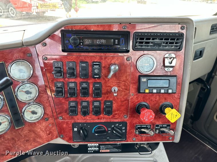 image for item ML9098 2003 International 9400i  semi truck