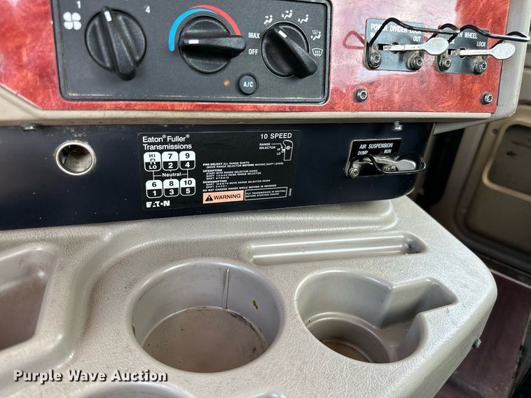 image for item ML9098 2003 International 9400i  semi truck