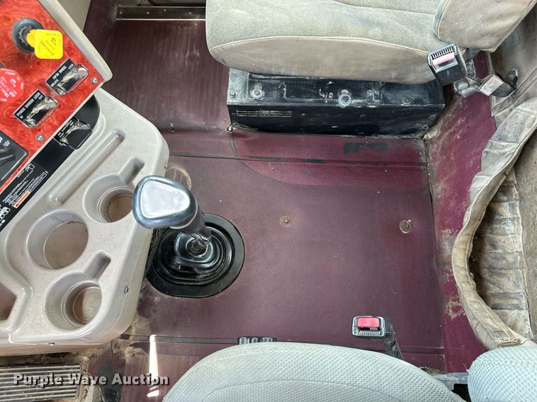 image for item ML9098 2003 International 9400i  semi truck