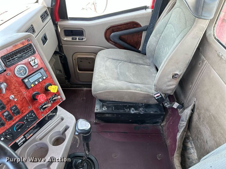 image for item ML9098 2003 International 9400i  semi truck